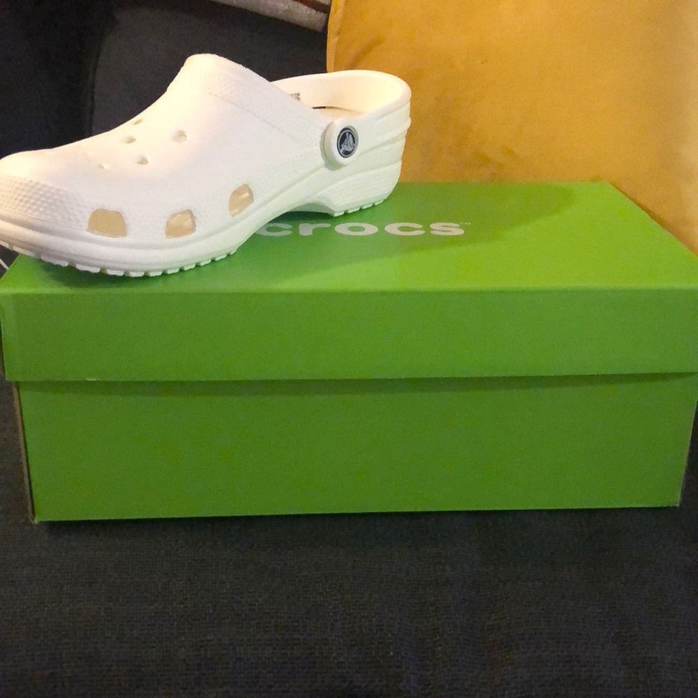 White crocs size 8 men/10 women new in box